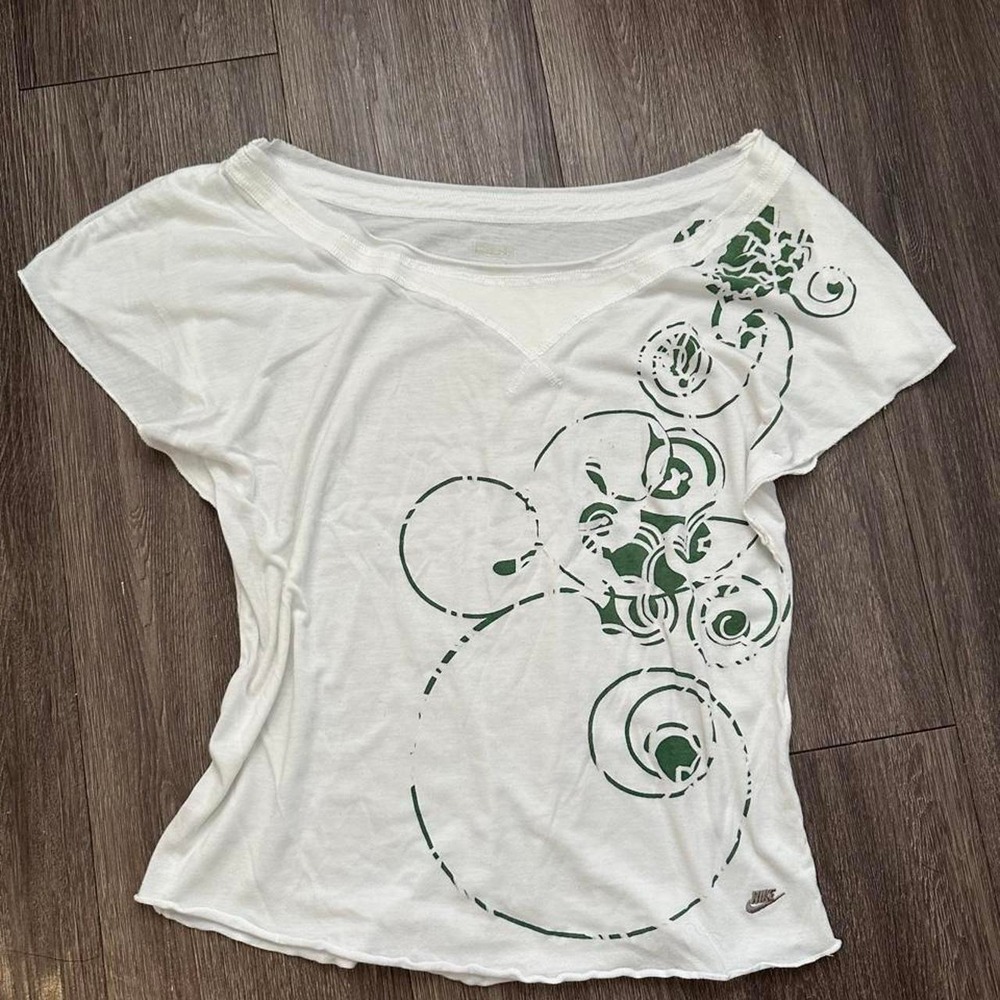 Vintage Nike Y2K Scoop Neck Off Shoulder T-Shirt White Green Raw Hem
